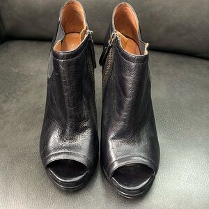 Nine West NWSassy Peep-Toe Ankle Boot